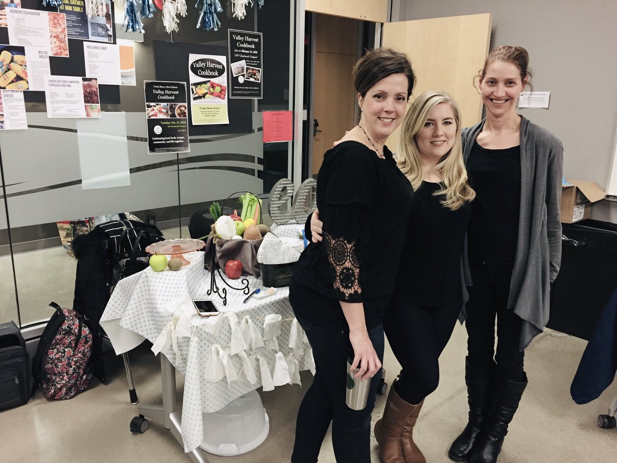 Jessica85659702's tweet photo. Thank you to everyone who stopped by our booth at the trade show! Had a such great time! A special thank you to @JenniferLeeLau and @michcrozi for all your hard work and dedication! And Congratulations to @AbtTeresa for winning our delicious bee sting cake! #AB2T2 #ABTatUFV https://t.co/n8k7OEaTiL