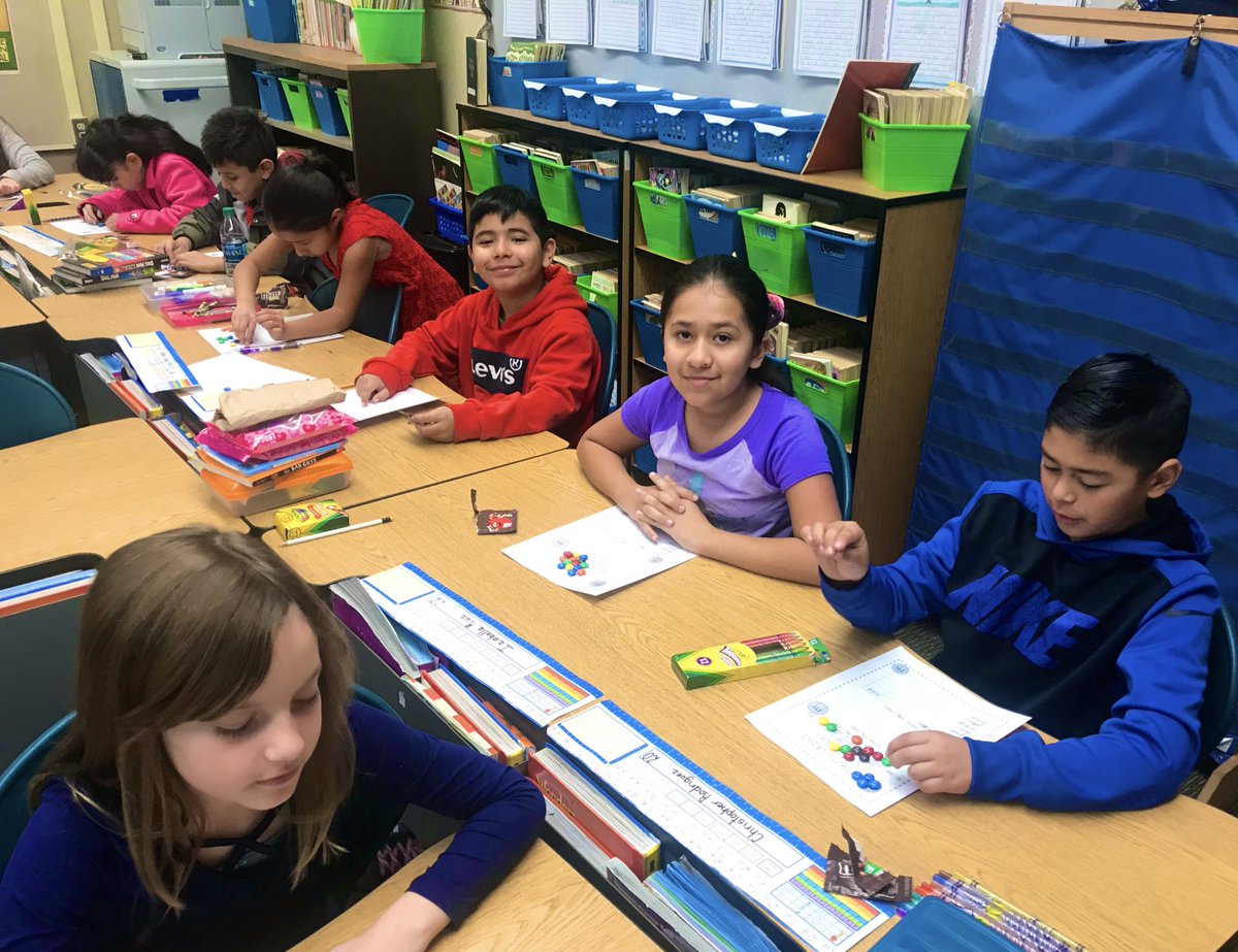 UplandBears's tweet photo. Learning about fractions is pretty sweet when you’re in third grade! #UEistheplacetobe #WeLoveMath #IdentifyingFractions https://t.co/fbGICa7BgX