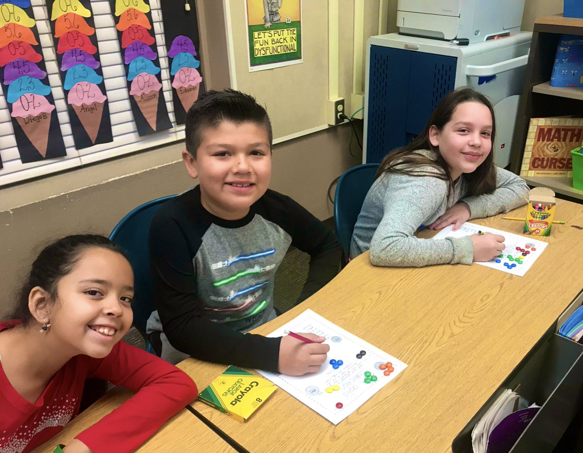 UplandBears's tweet photo. Learning about fractions is pretty sweet when you’re in third grade! #UEistheplacetobe #WeLoveMath #IdentifyingFractions https://t.co/fbGICa7BgX