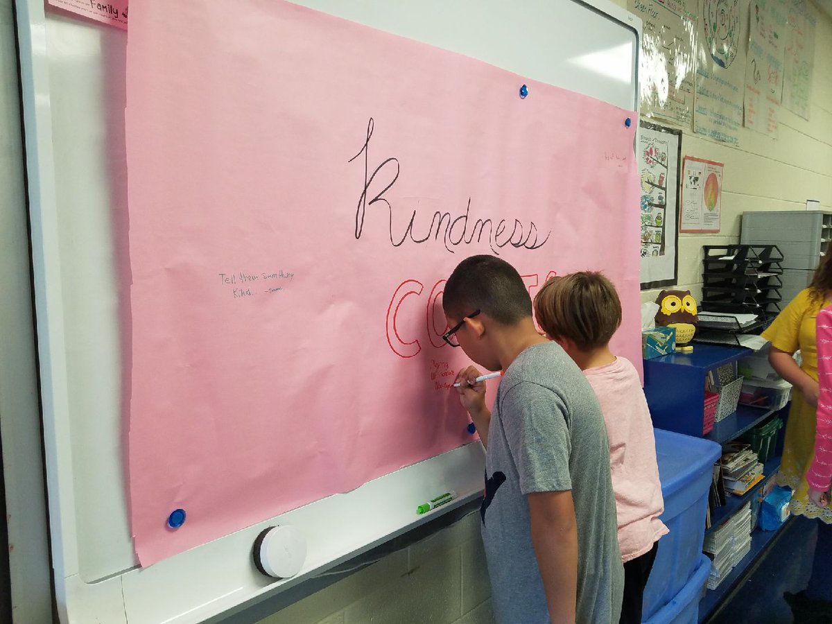 CharlesChatter's tweet photo. Menchville High School students 🦁visited today to spread kindness by doing an activity with our Mighty Mustangs! 💙💛💜 #NNPSProud #operationkindnessweek https://t.co/5RogJQEAnn