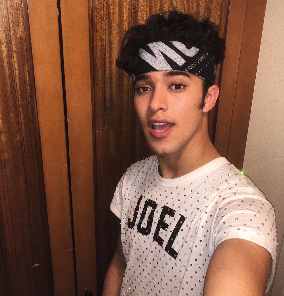 JOELDELE0N's tweet photo. Another year with no valentine. 🤷‍♂️
.... but that doesn’t matter because Pretend comes out in a few hours! AHHHHHH 😱 #PretendCNCO https://t.co/Cjrg6TI8NH