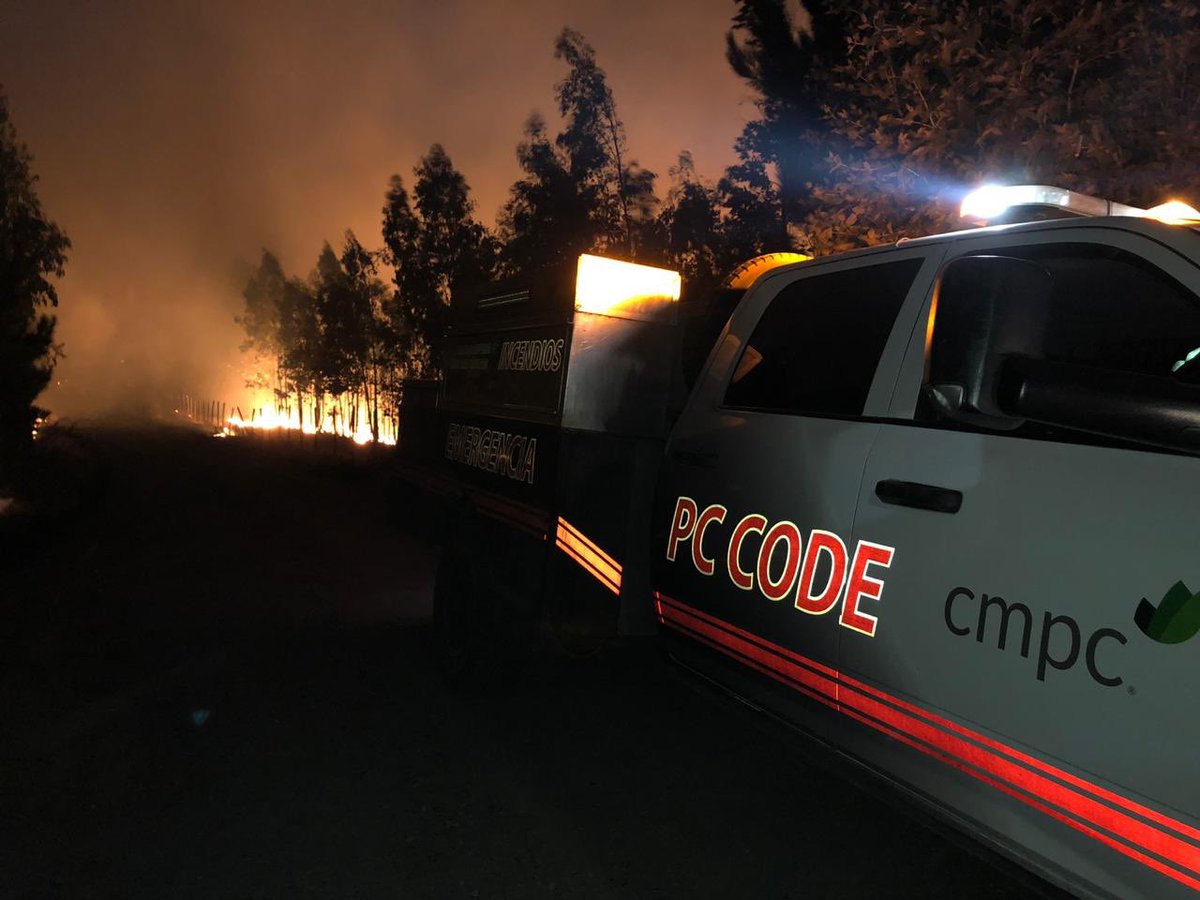pccodechile's tweet photo. π΄AHORA estamos junto a @EmpresasCMPC en combate para protecciΓ³n de viviendas. #PCCODE 24/7 #IncendiosForestales #Nacimiento #CombateSeguro #CombateEficiente #CombateExitoso https://t.co/A88l0popJx