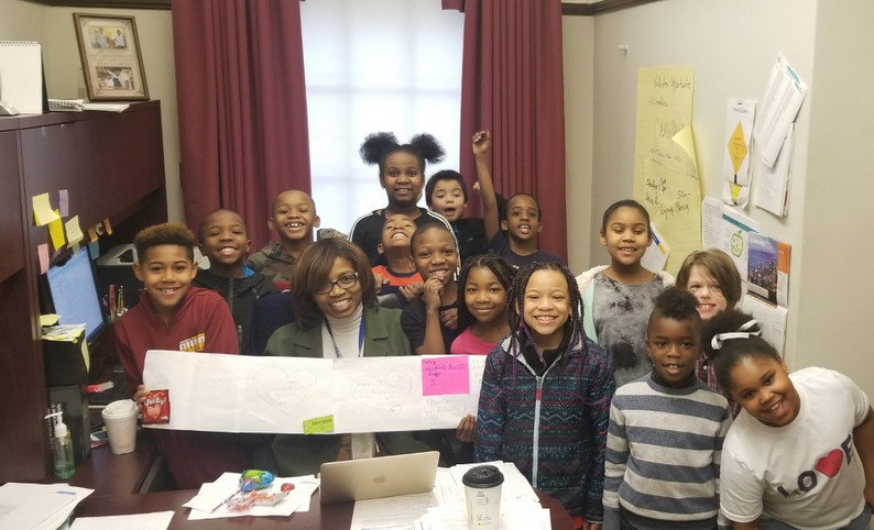 CourtenayTigers's tweet photo. Principal King got a special delivery from tigers in Mr. Mac’s class.. 🤗🥰💖

#Valentigers 💘🐅💘  #ValentinesDay https://t.co/C3H3Bg4lkM