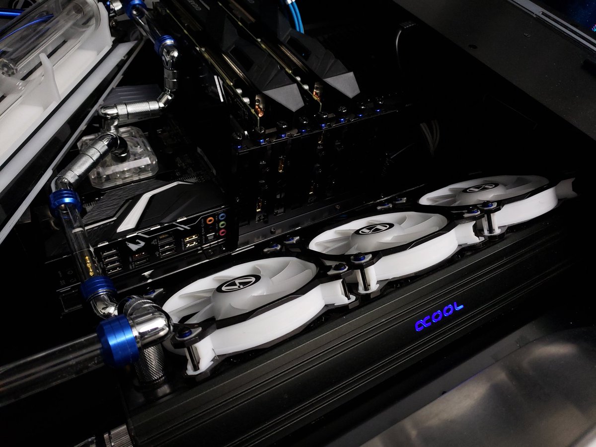 EnviousMods's tweet photo. Both systems in the Splitr DK05 desk mod are almost done with leak testing!
#Splitr #DK05 #pcbuild #EnviousMods https://t.co/qRAc0sYzX0