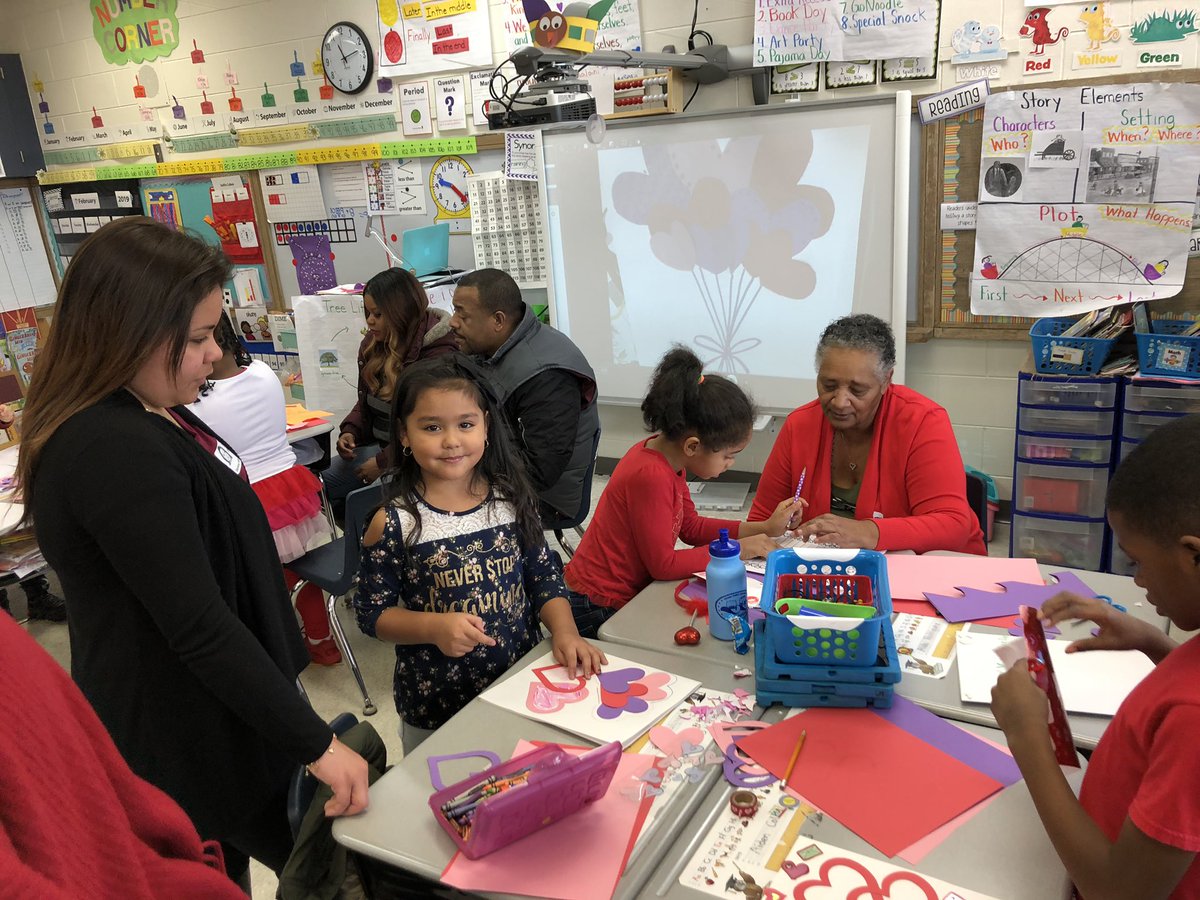 SECassidy1's tweet photo. Parent activity day! Valentine’s Day Cards! @SerenaHills_161 #D161Learns https://t.co/PTf7gmPvCa