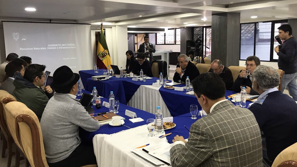 ViceminEnergia's tweet photo. [📌BOLETÍN DE PRENSA] 📄 Cinco ejes se trataron durante el Gabinete Sectorial de Recursos Naturales en Tulcán. 

➡️ Conozca más detalles: https://t.co/u8fcVagIQX 
#GobiernoEnAcción https://t.co/FlNErhfVCY