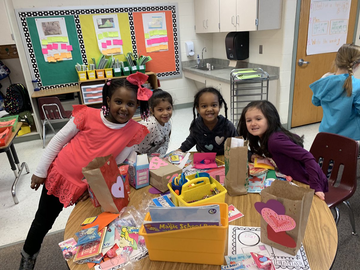 MrsMorrisFHES's tweet photo. Happy Valentines Day!! So much love in our classroom today ❤️ @FortHuntES #FHESFoxes https://t.co/U6PsUHJPLu