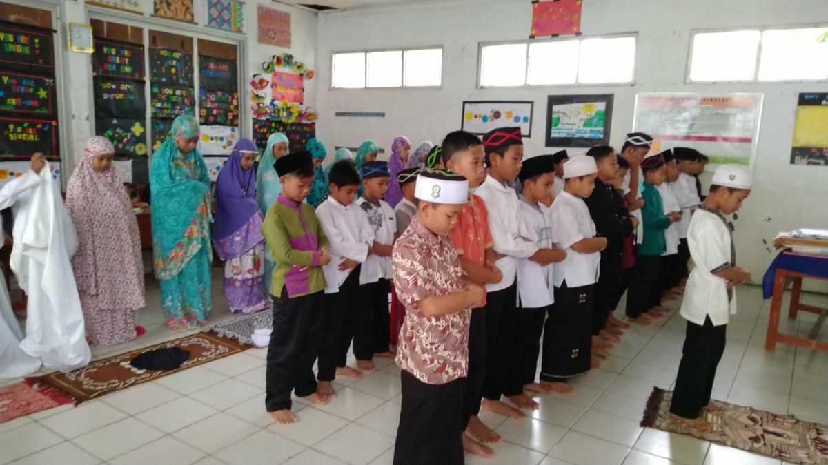 BjhBunga's tweet photo. #jumatmengaji , #jumatngaos menuju #bogorcerdas SDN. Sukarasa 01 Kecamatan @KecTanjungsari Kabupaten @bogorkab https://t.co/SrhBY4dSup