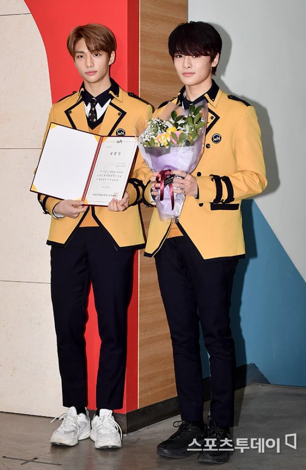 StrayKids_C9's tweet photo. [PHOTOS] 021519

More Press Photos of Hyunjin on his SOPA graduation

https://t.co/roYhbbWbps
https://t.co/J96LoSMD6w
https://t.co/egCDFELPq3
https://t.co/8MQrGV48Kn

#StrayKids #스트레이키즈 @Stray_Kids https://t.co/agMQCsovJX