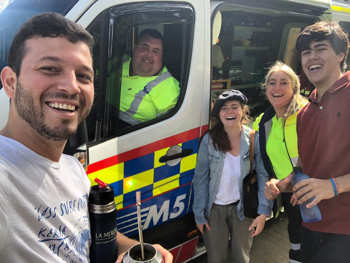 EmbAustraliaBA's tweet photo. Claro que no todo es perfecto para los jóvenes del @AteneoSRA ... Se les quedó el auto camino a @Sydney_Uni! @Manueletch @VickyAgro @Graimundi menos mal que los rescataron! https://t.co/CsnV2ru6z1