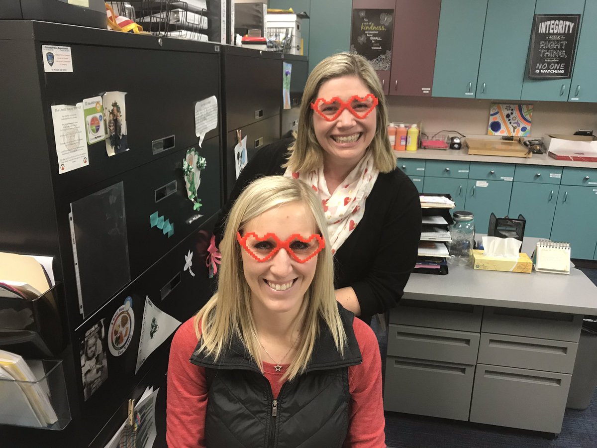 mrsamcguire's tweet photo. Happy Valentine’s Day from Roseau Elementary 😍💝😍 #makingschoolcool #ValentinesDay2019 #roseauelementary https://t.co/ZNZH7UXeOk