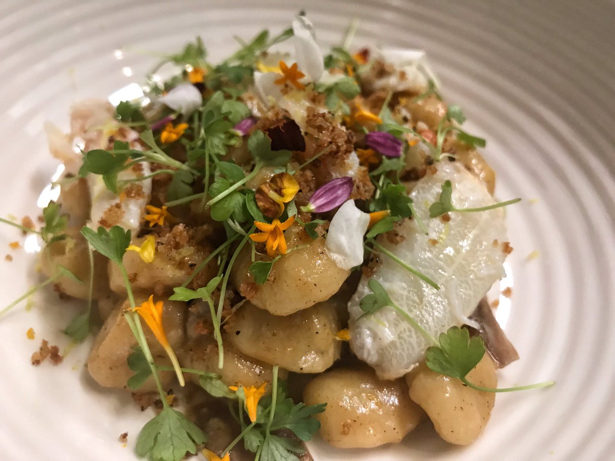 Potato Gnocchi | Maine Peeky Toe Crab | Sea Urchin Cream | Celery | Charred Onion | Flowers by @nitrobacon 
#pasta #handmade #sogood #valentinesday2018