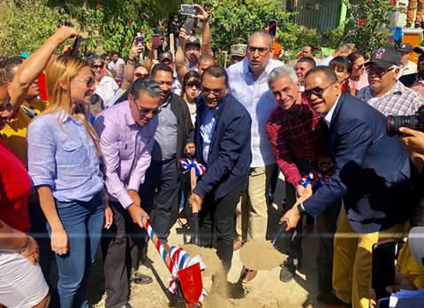 NetDudas's tweet photo. @euri_cabral  #AcciónComunitariaConDemetrioLluberes, cumpliendo la misión de servir del Presidente #DM, el Adm de @egehidrd @DemetrioLlubere y el @senadorepdom @JCesarValentin dan el primer palazo para la construcción de carreteras en el #MunDeJanicoSantiago #EGEHIDmásQueEnergía https://t.co/VZLZ4v86pk