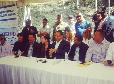 NetDudas's tweet photo. @euri_cabral  #AcciónComunitariaConDemetrioLluberes, cumpliendo la misión de servir del Presidente #DM, el Adm de @egehidrd @DemetrioLlubere y el @senadorepdom @JCesarValentin dan el primer palazo para la construcción de carreteras en el #MunDeJanicoSantiago #EGEHIDmásQueEnergía https://t.co/VZLZ4v86pk