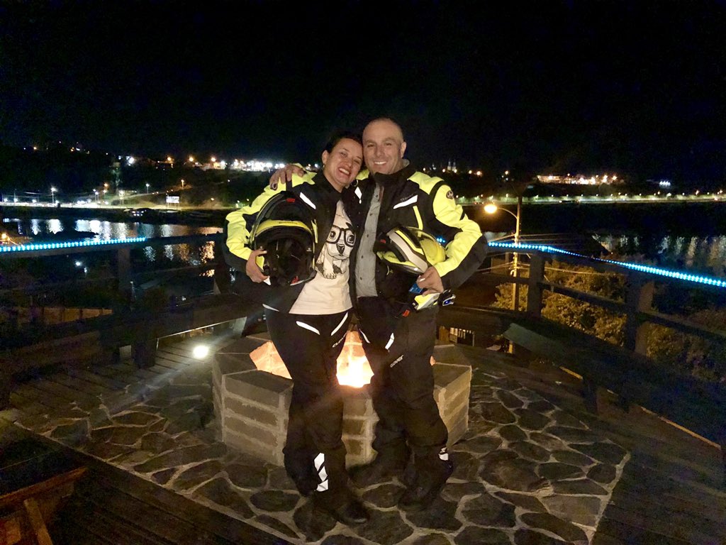 PymesChiloe's tweet photo. #felizdiadelamor disfrutando junto a mi Yequita ya 26 años, hoy en la espectacular terraza de hotel #veliche #castro nada mejor que un paseo en moto, violonchelo, fogata y amor . #chiloe #chiloemagico https://t.co/U2OVhJLvfM