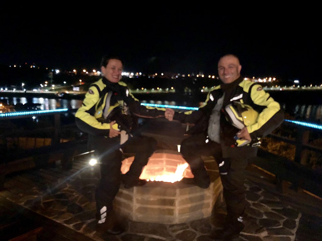 PymesChiloe's tweet photo. #felizdiadelamor disfrutando junto a mi Yequita ya 26 años, hoy en la espectacular terraza de hotel #veliche #castro nada mejor que un paseo en moto, violonchelo, fogata y amor . #chiloe #chiloemagico https://t.co/U2OVhJLvfM