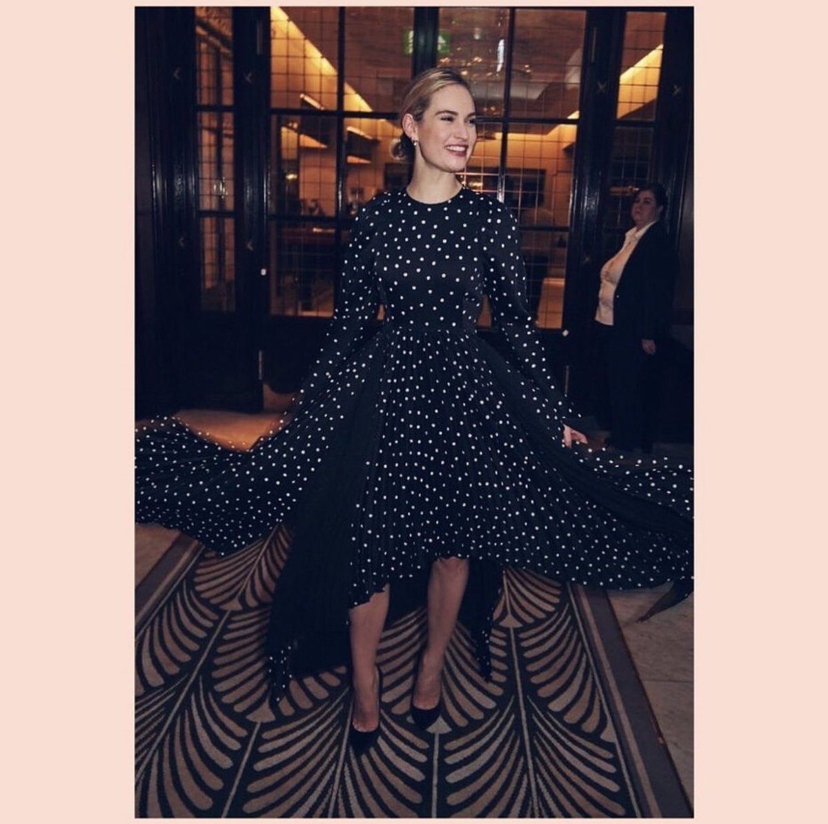 LilyJBrasil's tweet photo. rebeccacorbinmurray via Instagram “Estas fotos são o porque de eu amar a Lily - nunca deixando de se divertir • Lily x #Khaite na sua premiere de #AllAboutEve noite passada. Mal posso esperar para assistir 🖤”. https://t.co/pjdV2pelna