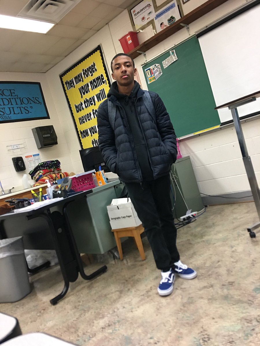 PabloGoCrazy's tweet photo. @VANS_66 @VansWarpedTour @vansskate -put me on your team , im trying to become a model (vans oldskool- estate blue ) https://t.co/qhAOecIr07