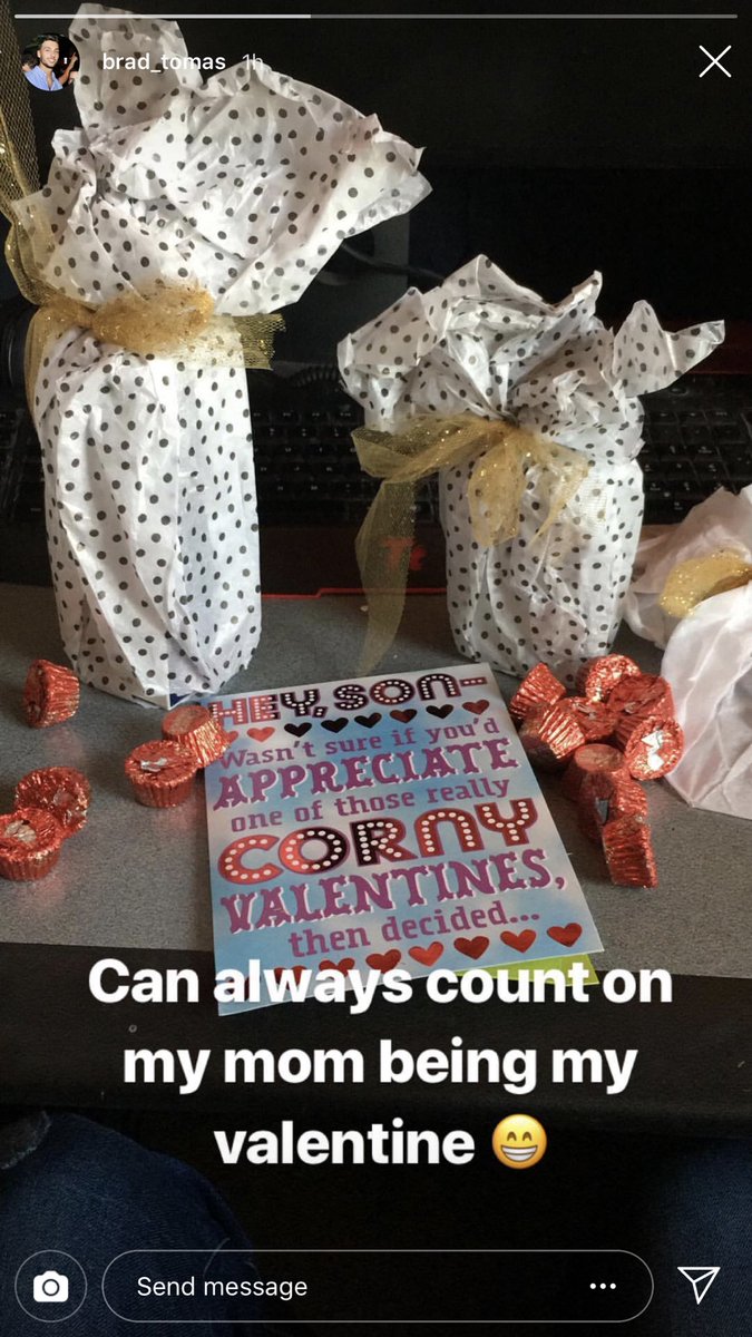 lexittt's tweet photo. My brothers Valentine’s Day care package vs mine, I know it’s subtle, but can you tell the difference? https://t.co/jeAHBJ0KsP