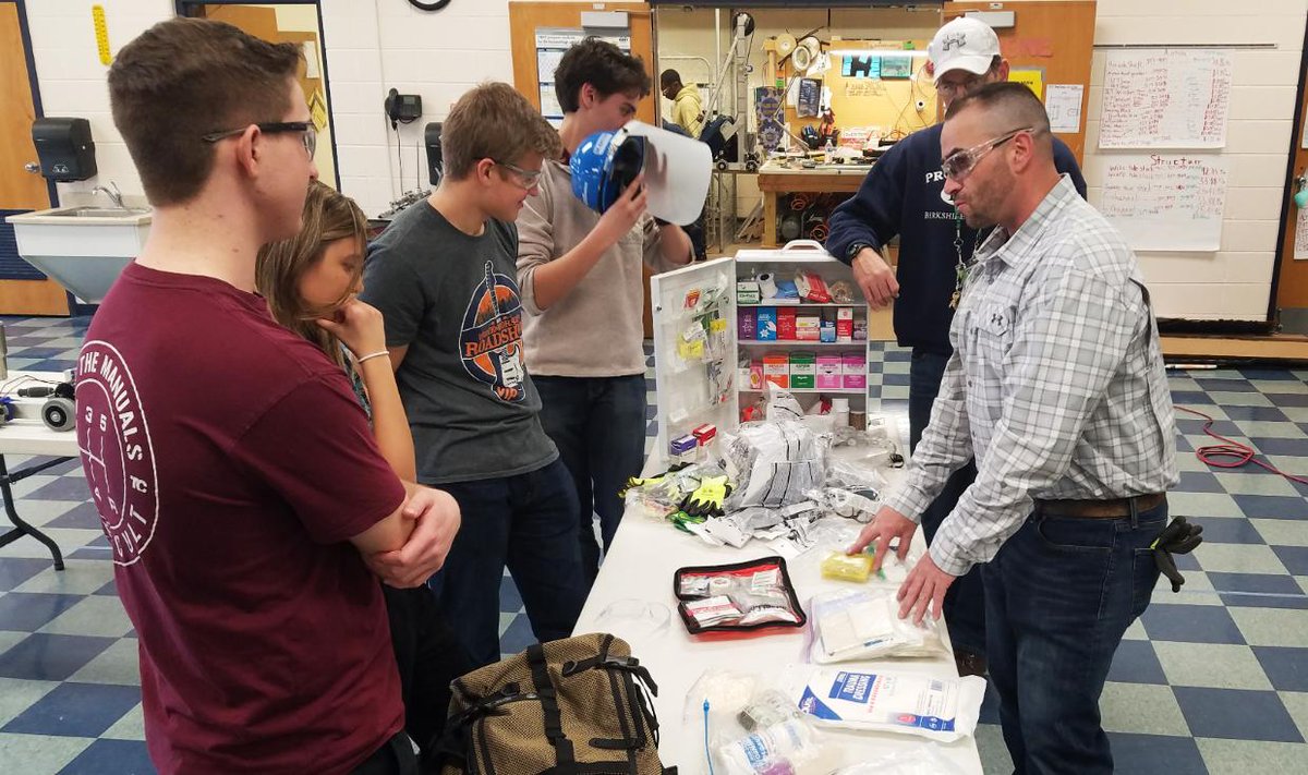 gejcc's tweet photo. Jim Cosgrave, health and safety manager, visited the  @Bearbotics4068 for #safety talk and donated safety glasses, face shields, cut resistant gloves, and a first aid kit! Keep up the good work #Bearbotics! 
#Education #Construction https://t.co/1rC2mgMo7T