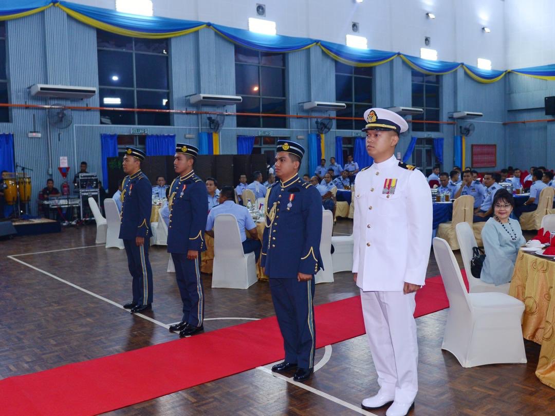 tldm_rasmi's tweet photo. Tahniah Lt Mohamed Adib TLDM terima anugerah penuntut kursus terbaik sempena Majlis Penganugerahan Sayap Penerbangan Jurumalim Siri 5/18 yang disempurnakan Jen Tan Sri Dato' Sri Hj Affendi bin Buang TUDM.

#Kebanggaan
#NavyPeople https://t.co/43RH9SeOwE