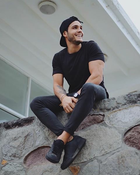 encuestasdeeeg's tweet photo. “EL MÁS QUERIDO DE EEG LA LUCHA POR EL HONOR” El más votado pasa a la semifinal:
RT ➡ @marioirivarren
FAV ➡ @NicolaPorcella https://t.co/rncKIN5Qur