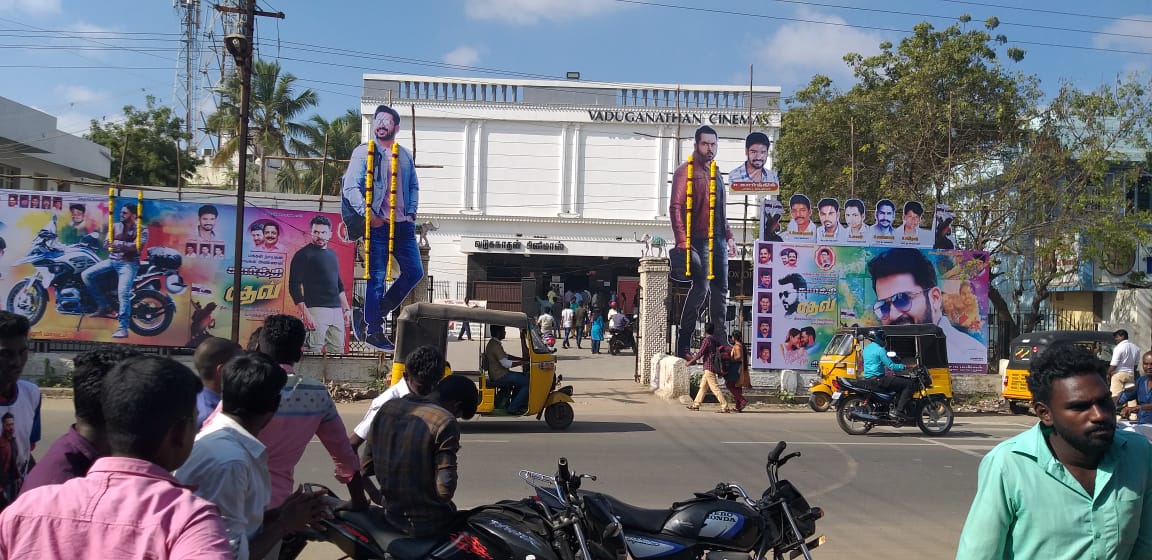 KarthiUpdates's tweet image. #MakkalNaayagan #Karthi in #Karthi17 #Dev FDFS Celebration #ChidambaramKFC...!

#DevRomanticHit 
#DevRunningSuccessfully 

@Karthi_Offl @RajathDir @DevTheMovie