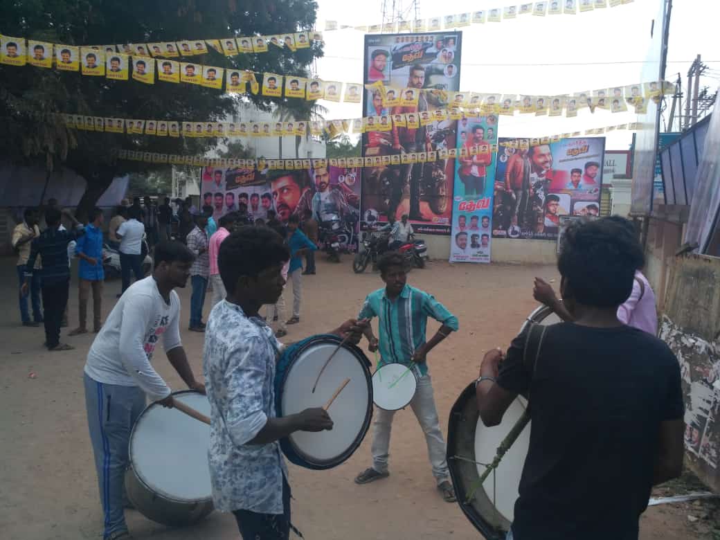 KarthiUpdates's tweet image. #MakkalNaayagan #Karthi in #Karthi17 #Dev FDFS Celebration...!

#DevRomanticHit 
#DevRunningSuccessfully 

@Karthi_Offl @RajathDir @DevTheMovie