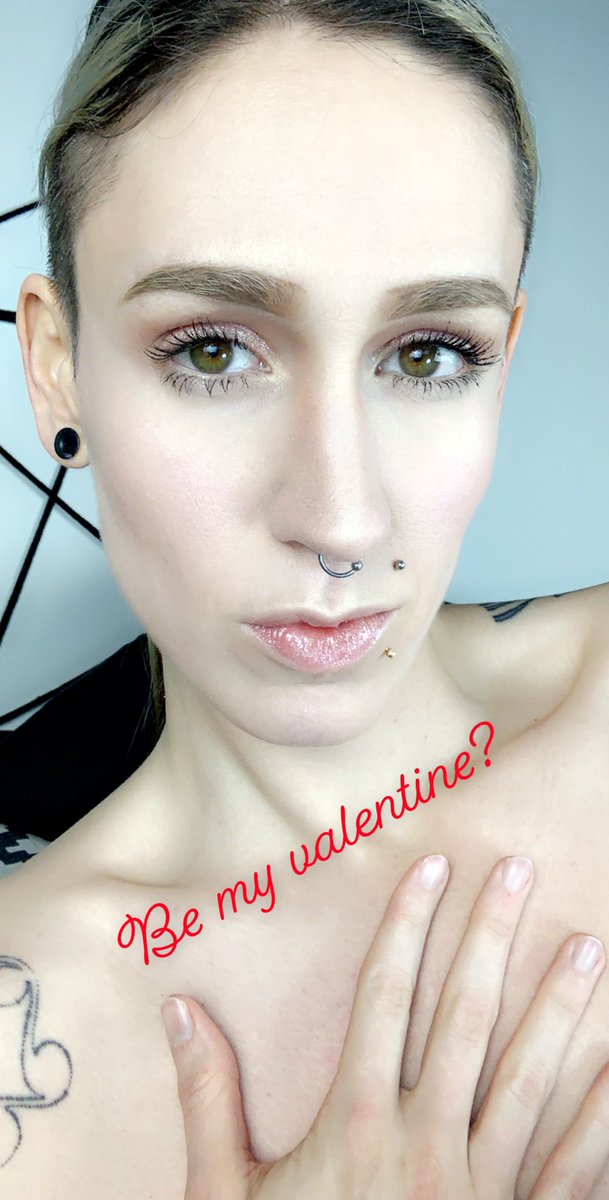 MortalMedusaxxx's tweet photo. Be my valentine? I'm live (and ready to love) on @chaturbate now!! >>> https://t.co/oMnhdzPuq9 https://t.co/Kc1UhcB6Ra