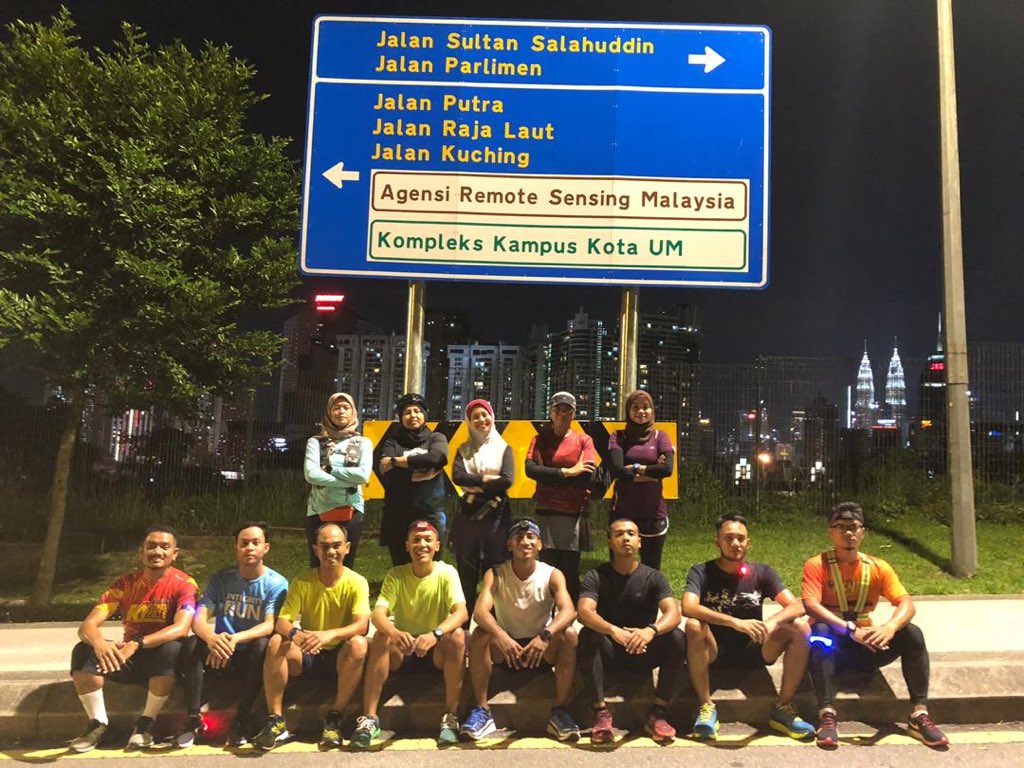 EmieSatriani's tweet photo. 14/2/19
L.O.S.T Runner weekly night run 🏃🏽
LHDN ➡️ Pusat Tennis Tun Razak ➡️ Tijani ➡️ Suasana Lanai ➡️ Dataran Merdeka ➡️ (Reverse)
#LOSTrunner #LOSTatDataranMerdeka
@twtjogging https://t.co/9JKvUjVx6b