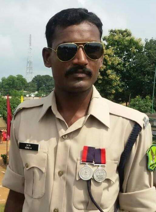 rraghu681's tweet photo. ಎಲ್ಲ ಸಿ ಆರ್ ಪಿ ಎಫ್ ಯೋಧರು ಕೂಡಾ ನಮ್ಮವರೇ ಅದರಲ್ಲೂ ಕರ್ನಾಟಕ ಮಂಡ್ಯ ಜಿಲ್ಲೆಯ ಗುಡಿಗೆರೆಯ ವೀರ ಯೋಧ ಹೆಚ್.ಗುರು ಇಂದು ದೇಶಕ್ಕಾಗಿ ಮತ್ತು ನಮ್ಮೆಲ್ಲರಿಗಾಗಿ ತಮ್ಮ ಪ್ರಾಣಾರ್ಪಣೆ ಮಾಡಿದ್ದಾರೆ ಕಳೆದ 10 ತಿಂಗಳ ಹಿಂದೆ ವಿವಾಹವಾಗಿದ್ದ ಗುರು ಇಂದು ನಮ್ಮನ್ನು ಅಗಲಿ ವೀರಮರಣವನ್ನು ಅಪ್ಪಿದ್ದಾರೆ  ಅವರ ಆತ್ಮಕ್ಕೆ ಶಾಂತಿ ಸಿಗಲಿ 
ಓಂ ಶಾಂತಿ. https://t.co/LdVfEZ65lk