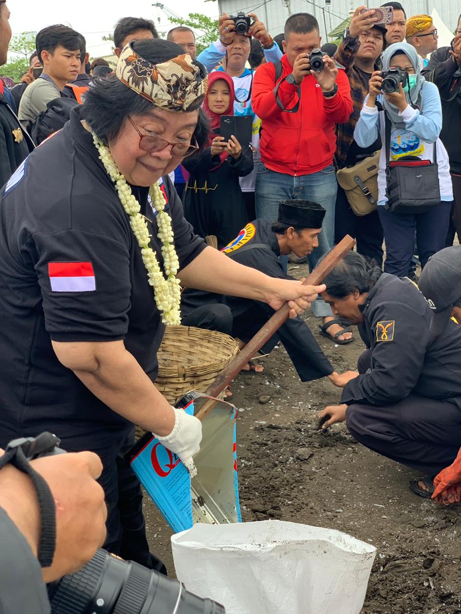 SitiNurbayaLHK's tweet photo. Sampah2 ini setidaknya sudah gak ada lagi di Pantai Cirebon. Sudah puas? Belum dong karena kita harus jaga supaya tetap bersih https://t.co/2jYkXbGDBd