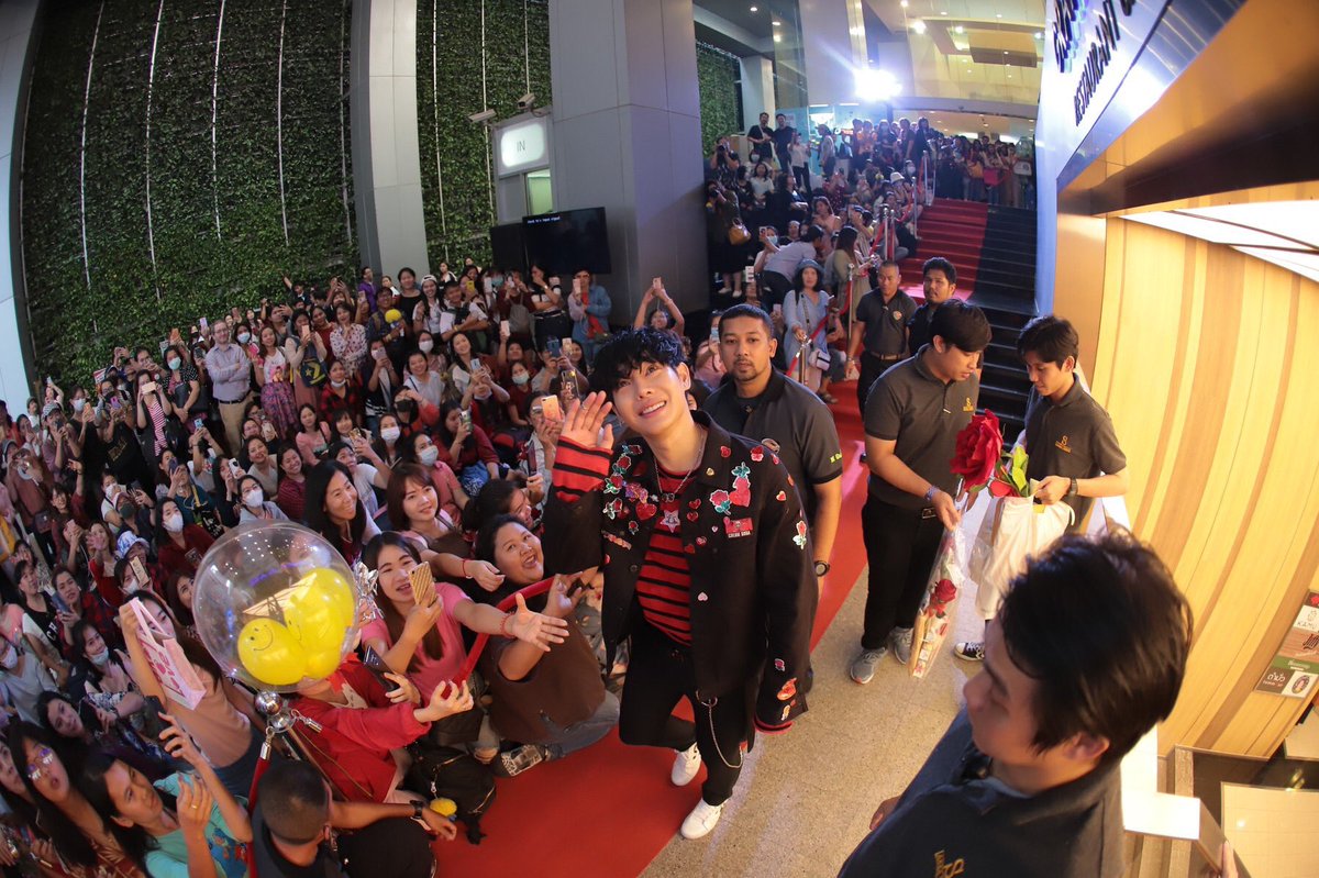 Chanderlia61's tweet photo. ความพยายามไม่เคยทำร้ายสักคนที่ตั้งใจ
จากนักร้องที่ติดหนึ่งในตัวแดงของแกรมมี่ 
.
.
วันนี้เค้าก็ยัง��ดงอยู่เลยอ่ะค่ะ.  พรมแดงนะ :):)
#เป๊กผลิตโชค
📷@_zrebrum_ @HAMBURGERMAG @SAreaTeam https://t.co/tPzdpGlohn