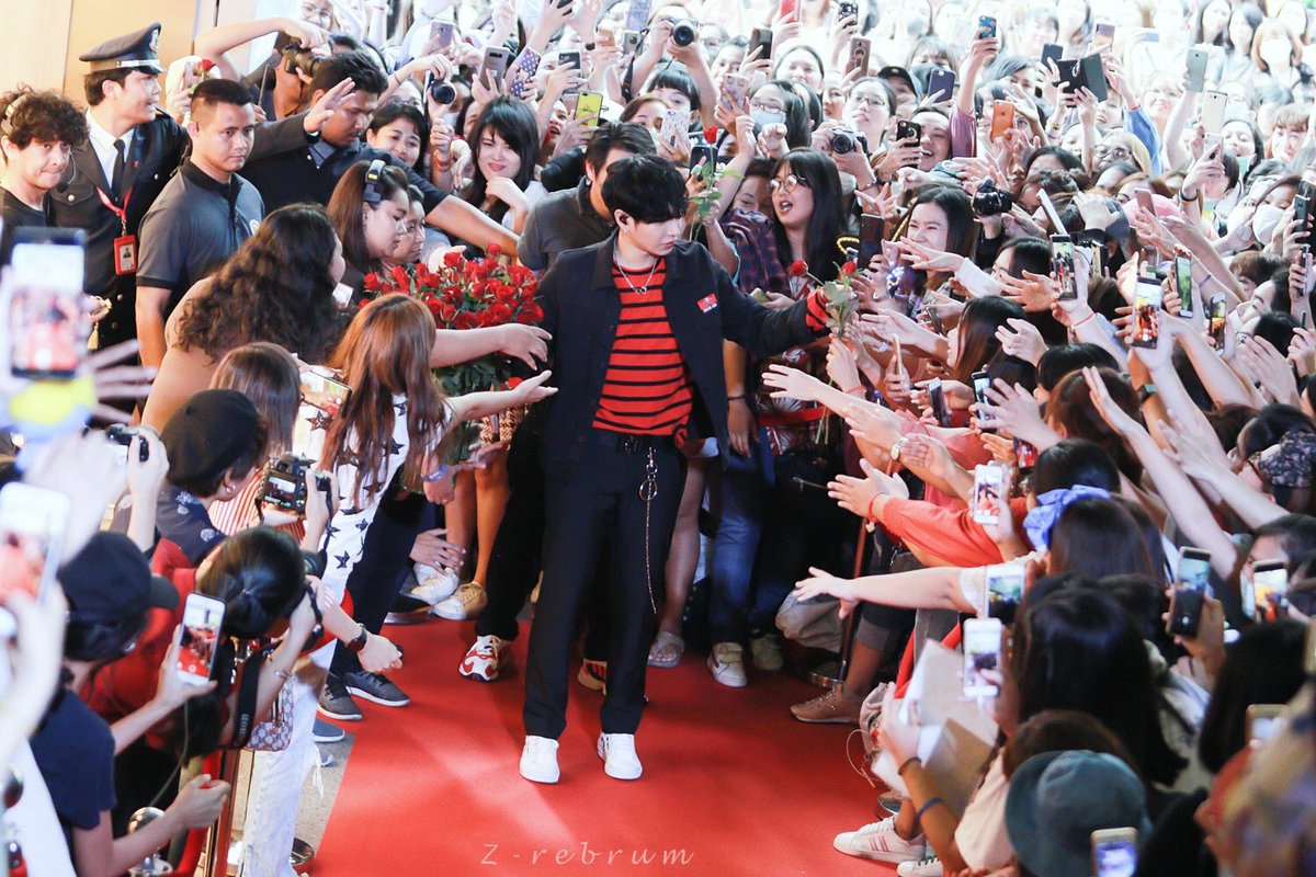 Chanderlia61's tweet photo. ความพยายามไม่เคยทำร้ายสักคนที่ตั้งใจ
จากนักร้องที่ติดหนึ่งในตัวแดงของแกรมมี่ 
.
.
วันนี้เค้าก็ยัง��ดงอยู่เลยอ่ะค่ะ.  พรมแดงนะ :):)
#เป๊กผลิตโชค
📷@_zrebrum_ @HAMBURGERMAG @SAreaTeam https://t.co/tPzdpGlohn