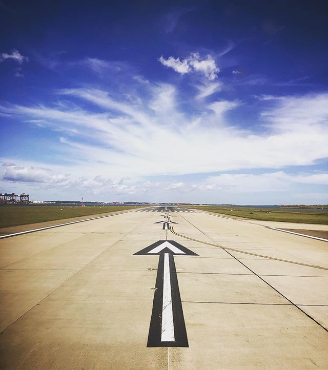 VirginieBH's tweet photo. #arrow #piste #runway #takeoff #fromplane #fleche https://t.co/NtrQQ85pMB https://t.co/clGof7fres