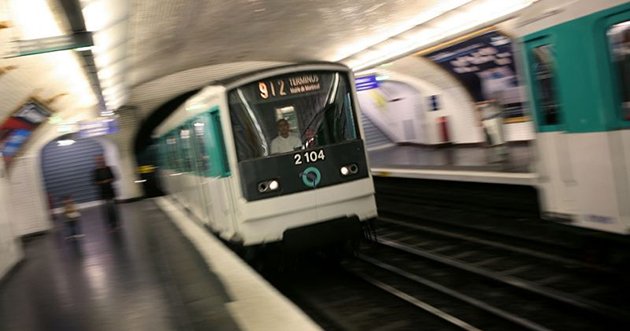 BFMTV's tweet photo. Une personnes dans un état grave après avoir été aspergée par un produit dans le métro parisien https://t.co/aBbNC0MSp9 https://t.co/fWdSdkstY3