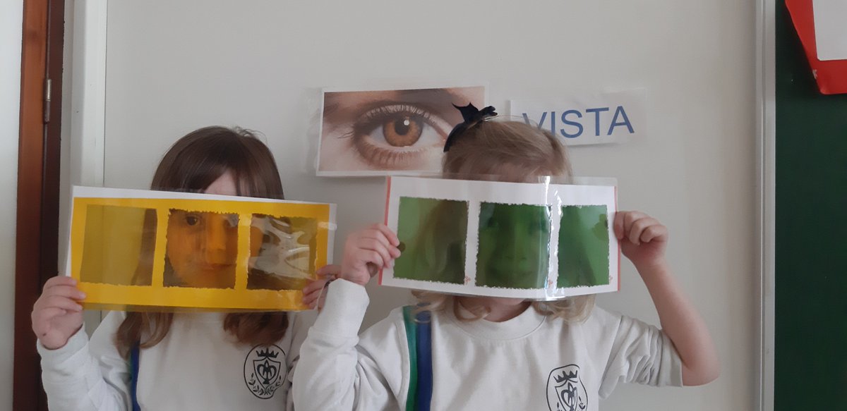 pmariasantcugat's tweet image. Aquesta setmana estem treballant el sentit de la vista i avui hem jugat amb lots en una aula a les fosques i ens hem posat paper de colors davant dels ulls per canviar de percepció! 😃#infantil #vista #sentits #diversio #educacio #santcugat