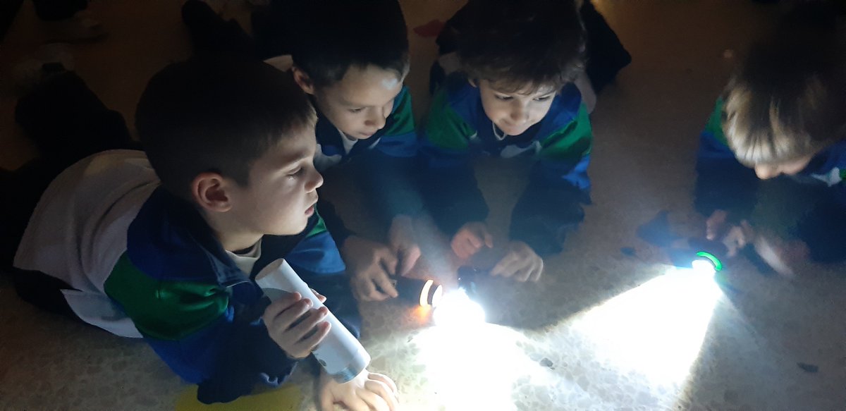 pmariasantcugat's tweet image. Aquesta setmana estem treballant el sentit de la vista i avui hem jugat amb lots en una aula a les fosques i ens hem posat paper de colors davant dels ulls per canviar de percepció! 😃#infantil #vista #sentits #diversio #educacio #santcugat