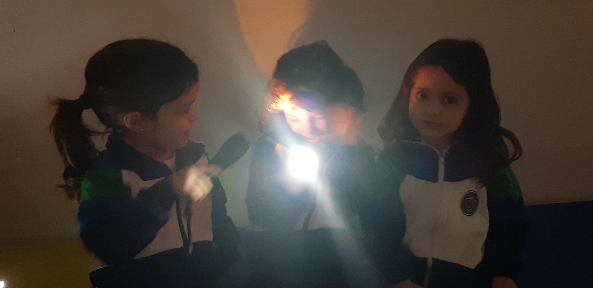 pmariasantcugat's tweet image. Aquesta setmana estem treballant el sentit de la vista i avui hem jugat amb lots en una aula a les fosques i ens hem posat paper de colors davant dels ulls per canviar de percepció! 😃#infantil #vista #sentits #diversio #educacio #santcugat