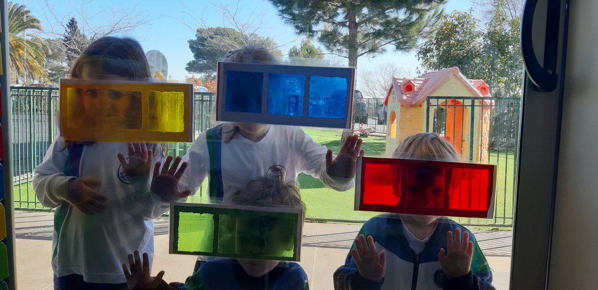 pmariasantcugat's tweet image. Aquesta setmana estem treballant el sentit de la vista i avui hem jugat amb lots en una aula a les fosques i ens hem posat paper de colors davant dels ulls per canviar de percepció! 😃#infantil #vista #sentits #diversio #educacio #santcugat