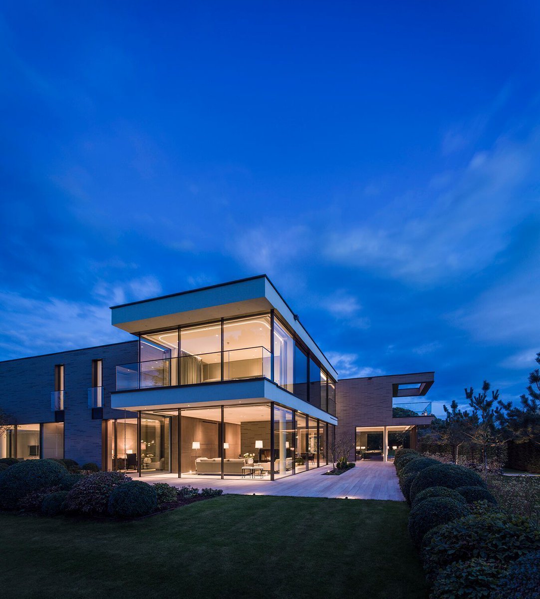 GPALondon's tweet photo. Our award-winning Shropshire residence, looking striking all lit up at night. #architecture #interiordesign #luxuryhousing #primerealestate #awardwinninghomes #gregoryphillipsarchitects #largehome
https://t.co/WWWpGdV9IN https://t.co/jowMHGq2SU