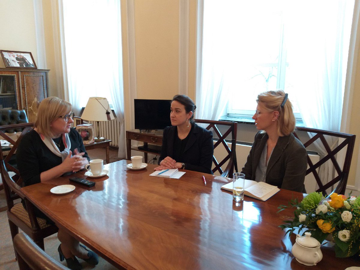 Pani Minister @BeataKempa_KPRM spotkała się wczoraj z Przedstawicielką <a href="/UNHCRPoland/">UNHCR Polska</a> w Polsce,panią Christine #Goyer.Rozmowa dot. aktualnych wyzwań, przed którymi stają międzynarodowe i pozarządowe organizacje, niosące pomoc humanitarną na całym świecie. #PolskaPomoc #PolishAid
