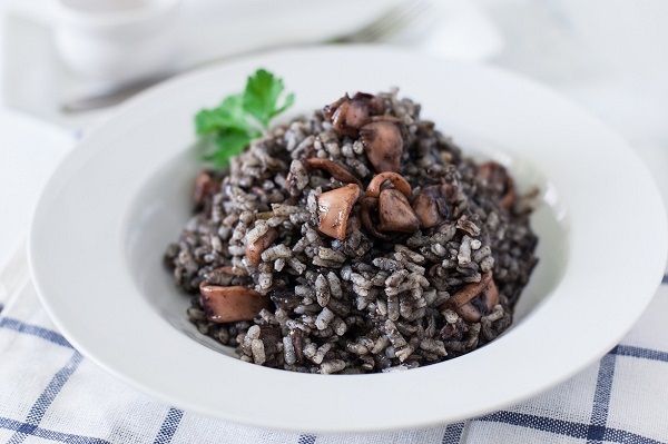 CladiumSelecto's tweet photo. Compartimos esta magnífica receta de Arroz negro con calamares siempre cocinado con un buen #AOVE https://t.co/OvlhI73X3g vía @AceitesOlivaES https://t.co/vpHcilOrnt