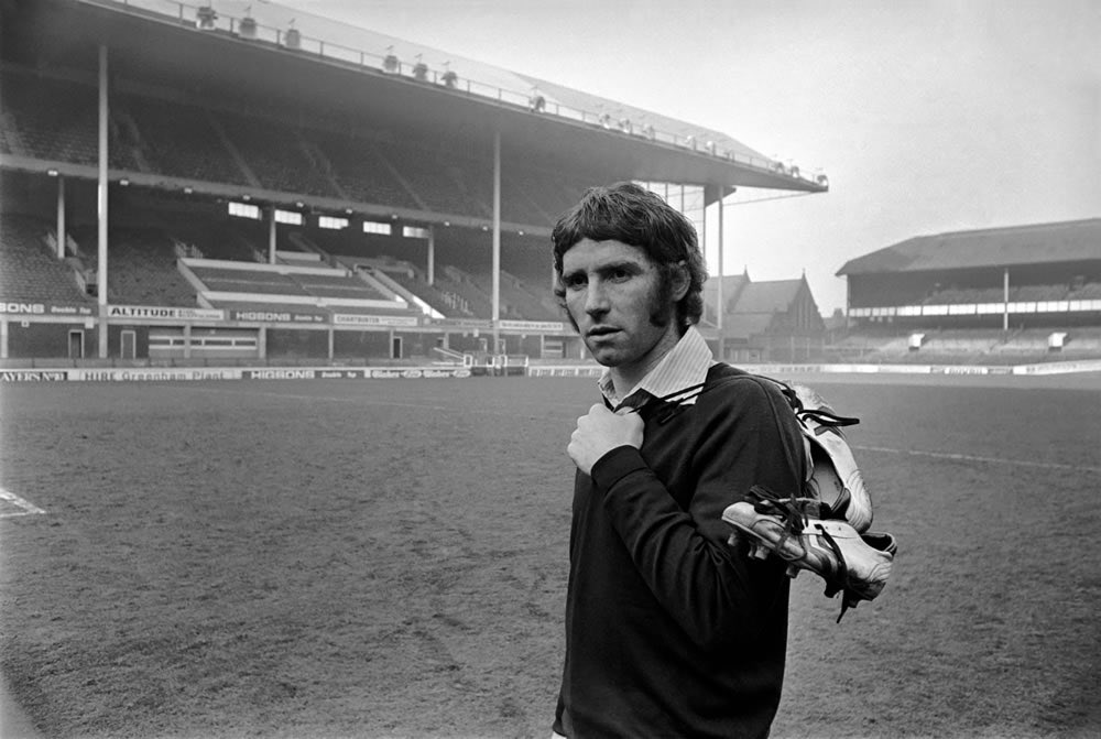 Modsatte legeplads udkast Classic Football Boots on Twitter: "Alan Ball with the first white boots by  @hummel1923, 1970 #classicfootballboots https://t.co/LNiXi87nxW" / Twitter