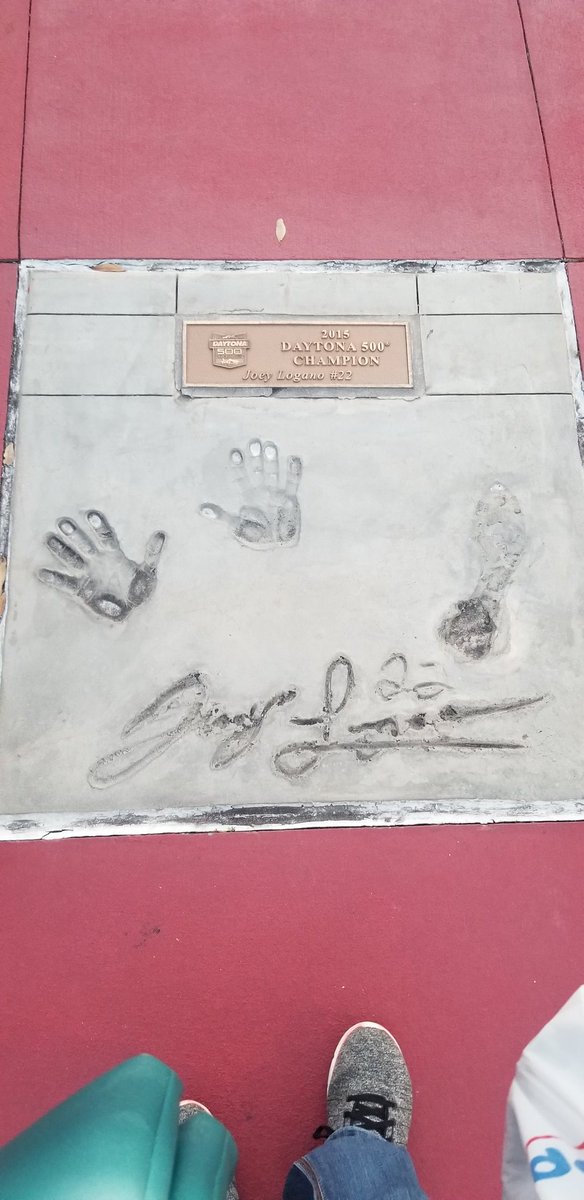 AmberLathan's tweet photo. How awesome to be able to see this in person!
#TeamJL  @joeylogano  hope I get to meet you again this weekend!!! https://t.co/QQmFt1qkDR