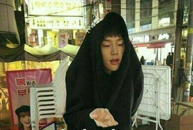 ada yg punya pict bucin kayak dibawah ini (abaikan jooheon) ?? 

kalo ada boleh minta ndaa 😃