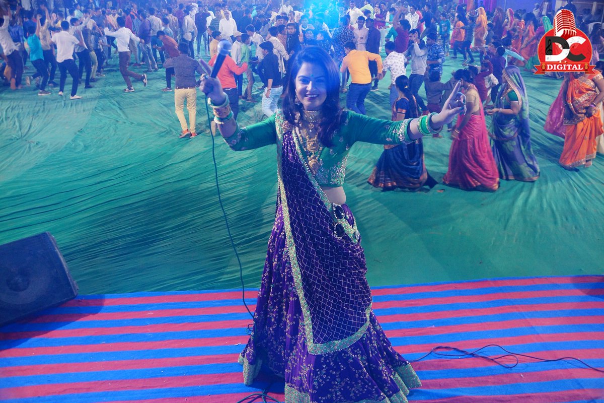 IDivyaChaudhary's tweet photo. ધમાકેદાર Performance by Divya Chaudhary Yesterday at VASAI 

Watch live video on FACEBOOK: https://t.co/k7jRF9VePc

#Dc_Digital #divya_chaudhary #ras_garba #Gujrati_singer #livegarba #live_DJ #gujarati_artist #playback_singer #likeforlike #followforfollow #like4like #follw4follow https://t.co/9HK4AmesMg
