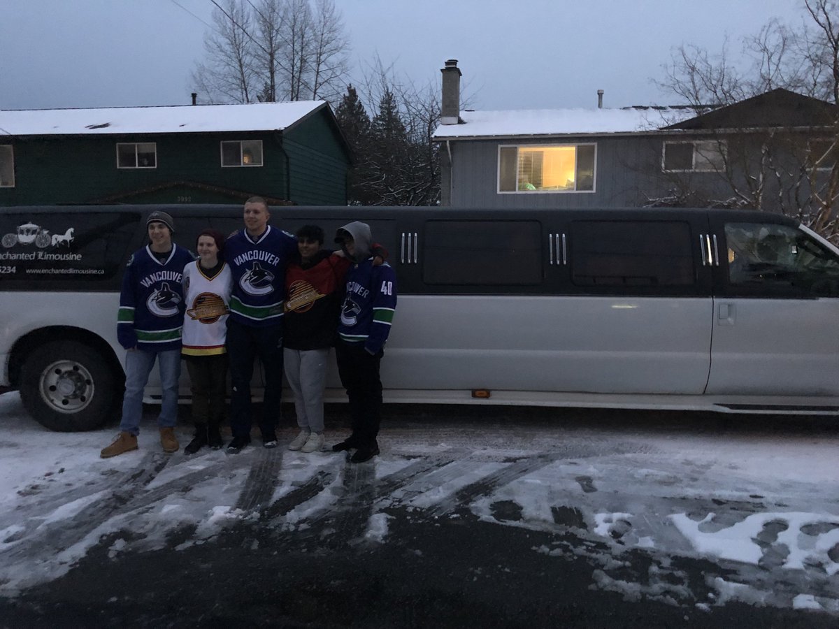 EnchantedLimo7's tweet image. A little bit of snow didn't stop these die hard Canuck fans from getting to the game in style.