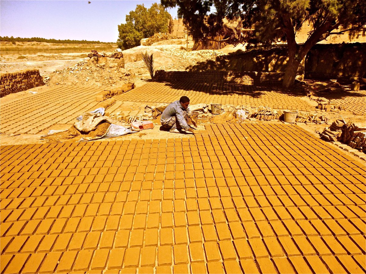 ThomasFrey's tweet photo. Young brick maker in Morocco. Keep in mind, every brick wants to be something! https://t.co/B09A0tsCuy #brickmaker #morocco #amotherbrickinthewall https://t.co/Ym3A9GxvRz