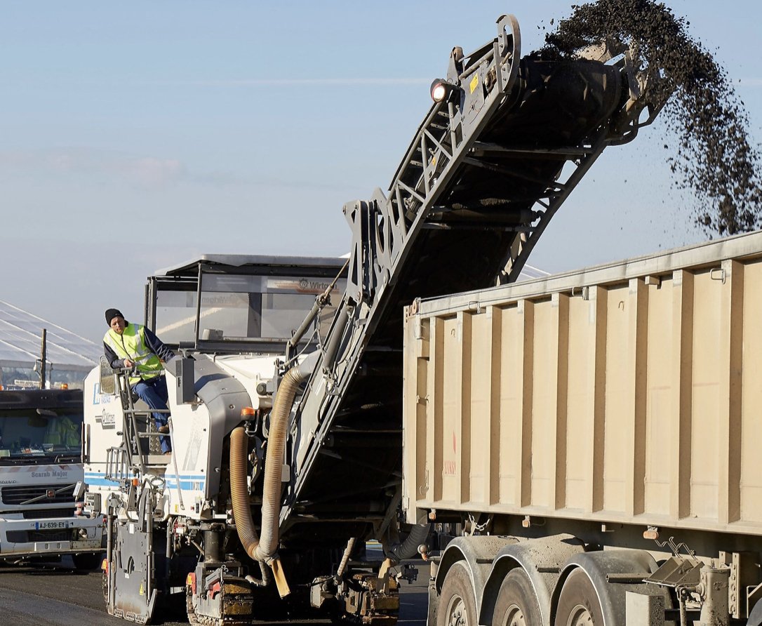 EmmaJMallinson's tweet photo. From waste to resource: The role of bitumen technology in ♻️ roads https://t.co/GcyIT3JHjn #ShellBitumen #ShellCariphalte #ShellBitumenRC #ShellBitumenRC https://t.co/RjbLZ32C8A